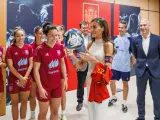 La Reina Letizia en su visita a la selección femenina en un entrenamiento en Las Rozas