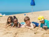 Niños pequeños jugando en la playa