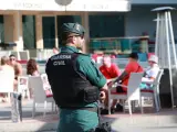 Un agente de la Guardia Civil en Magaluf, Mallorca.