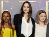 Angelina Jolie junto a sus hijas Zahara (izquierda) y Vivienne Jolie-Pitt (derecha), en la premire de 'Eternals'.