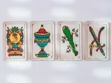 La baraja española se compone de 40 o 48 cartas o naipes, divididas en cuatro palos o familias: oros, copas, bastos y espadas. A su vez, tenemos varios estilos o patrones, como el castellano, el catalán o el gaditano.