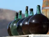 Botellas de vino en una bodega en la isla canaria de Lanzarote
