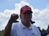 Donald J. Trump alza el puño en un gesto desafiante.