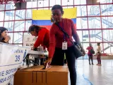 Ciudadanas ecuatorianas votan para las elecciones generales de su país en una imagen de archivo.