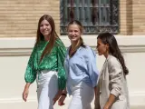 La princesa Leonor, junto a la reina Letizia y su hermana la infanta Sofía, sonríe a los presentes durante su ingreso en la Academia militar en Zaragoza.