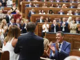 El presidente del Gobierno en funciones y diputado socialista, Pedro Sánchez, aplaude a la diputada balear Francina Armengol.