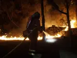 Miembros de la Unidad militar de emergencias (UME) trabajan en labores de extinción del incendio forestal de la isla de Tenerife.