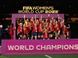 Momento en el que las jugadoras españolas alzan el trofeo que las certifica como campeonas del mundo.