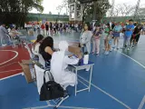 Ciudadanos acuden a votar durante la jornada de elecciones generales en Guayaquil (Ecuador).