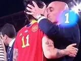 Detalle del beso entre Rubiales y Hermoso que han captado las cámaras de TVE.