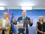 El presidente de Unión del Pueblo Navarro (UPN), Javier Esparza (c), ofrece una rueda de prensa, en el Congreso de los Diputados, a 21 de agosto de 2023, en Madrid (España).