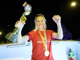 Irene Paredes, en el autobús que lleva a las campeonas del mundo de fútbol a Madrid Río.