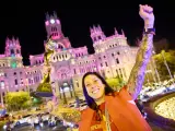 Jenni Hermoso levanta la Copa del Mundo al paso del autob&uacute;s de la selecci&oacute;n femenina por la Plaza de Cibeles, en Madrid.