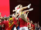 La autora del gol en la final del Mundial, Olga Carmona, es manteada por su compa&ntilde;eras durante la celebraci&oacute;n del t&iacute;tulo en Madrid.