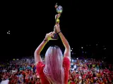La jugadora Alexia Putellas levanta la Copa del Mundo durante la multitudinaria celebraci&oacute;n que ha tenido lugar en Madrid.