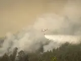 Imágenes que muestran cómo un helicóptero participa en las labores de extinción del incendio de Tenerife.