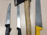 Armas incautadas por la Guardia Civil al presunto agresor detenido en Barbate que perseguía a otro con un hacha y tres cuchillos grandes