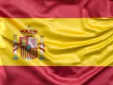 La bandera de España actual tiene su origen en un concurso declarado por el rey Carlos III en el siglo dieciocho para elegir un nuevo diseño que destacara mejor en el mar.