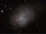 Lo que se ve más iluminado en la fotografía es la galaxia ESO 300-16, a 28,7 millones de años luz de la Tierra.