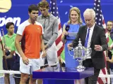 John McEnroe entrega el trofeo del US Open 2022 a Carlos Alcaraz.