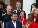 El entrenador de la selección femenina de fútbol Jorge Vilda junto al presidente de Real Federación Española de Fútbol, Luis Rubiales, durante la recepción del Presidente del Gobierno Pedro Sánchez.