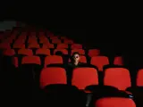 Un asesino en serie prepara su próximo golpe mientras simula que ve una película solo en el cine.