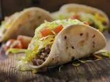 Tacos mexicanos con carne de hamburguesa y queso fundido