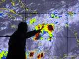 Un meteorólogo del Centro de Operaciones de Emergencias (COE) de Republica Dominicana entrega información a la prensa sobre la tormenta Franklin.