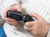 Un anciano jugando a videojuegos