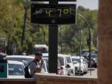 Un hombre pasa bajo un termómetro en el centro de Córdoba este miércoles.