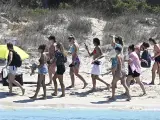 Salma Paralluelo, Jennifer Hermoso, Alexia Putellas y Misa Rodriguez por una playa de Ibiza, donde han pasado un fabuloso día paseando en barco.