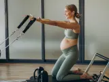 Mujer embarazada haciendo ejercicio