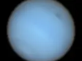 Imagen de Neptuno captada por un grupo de científicos en el que puede verse la mancha oscura.