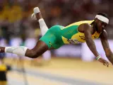 El atleta jamaicano Carey McLeod competía este jueves en la final de salto de longitud de los Mundiales de Budapest. Su pie se deslizó justo antes de que alzase el vuelo, provocando que saliese despedido de una manera un tanto peculiar, similar a Superman, y aterrizase de mala manera sobre la arena.