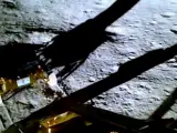 La Organización de Investigación Espacial de la India (ISRO) publicó este viernes las primeras imágenes del desarrollo de su misión espacial Chandrayaan-3 sobre la superficie de la Luna, incluyendo los primeros pasos de su explorador tras el exitoso alunizaje en el polo sur del satélite. La agencia espacial india compartió en la red social X, anteriormente Twitter, dos fotografías del lugar sobre el que se posó Chandrayaan-3 el pasado miércoles, y que fueron tomadas por el orbitador que la India mandó a la Luna en su última misión al satélite.