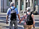 Una pareja de jubilados pasea por una calle, en una imagen de archivo.