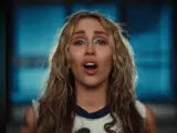 Miley Cyrus, en el videoclip de 'Used to be Young'.