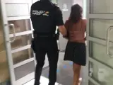 Un policía nacional lleva detenida a la presunta autora de la agresión.