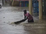 Un residente retira los restos en una calle inundada debido al paso de la tormenta tropical Franklin, en Santo Domingo (República Dominicana).