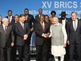 El presidente sudafricano, Cyril Ramaphosa (centro), estrechando la mano del primer ministro de la India, Narendra Modi (3-R), mientras posa para una foto familiar con otros líderes y delegados de los BRICS durante la jornada de clausura de la Cumbre BRICS en el Centro de Convenciones Sandton, Johannesburgo.