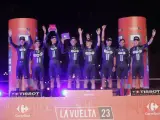 El equipo DSM-Firmenich se sube al podio como ganador de la primera etapa de la vuelta ciclista España