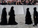 Un grupo de mujeres vestidas con la tradicional abaya, en la plaza de San Pedro del Vaticano.