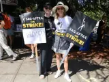Amy Adams y Elizabeth Banks en un piquete de la huelga de actores.