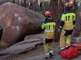 Bomberos en la zona del accidente en Albarracín