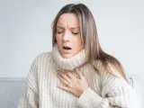 En las mujeres, el síntoma más frecuente antes de un ataque cardíaco repentino es la falta de aliento.