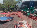 Se trata de una colisión por alcance, con dos camiones y un turismo implicados. Fallece el conductor de uno de los camiones. Los otros dos conductores, heridos leves.
