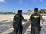 Dos agentes de la Guardia Civil, en Ibiza.