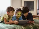 Niños usando una tablet por su cuenta.