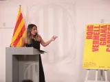 La portavoz del Govern de la Generalitat, Patrícia Plaja, muestra el cartel.