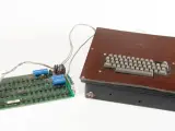 Una versión de la computadora Apple-1 con una carcasa personalizada, teclado, fuente de alimentación y la firma de Wozniak se ha vendido por 223.520 dólares.